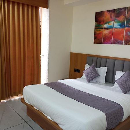 Hotel R K Villa Ahmadábád Kültér fotó