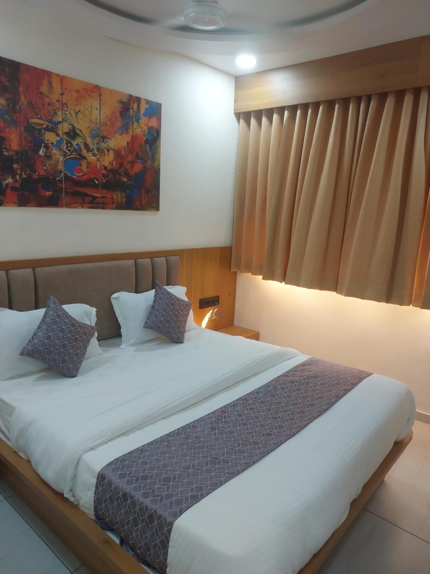 Hotel R K Villa Ahmadábád Kültér fotó